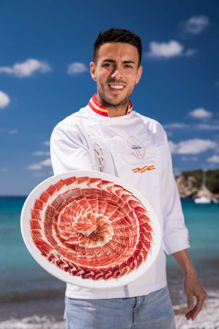 Iberico ham geserveerd met tomaat op geroosterd brood